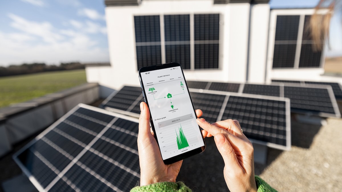 Energy retailer offers cash-back deal to customers who add solar, batteries