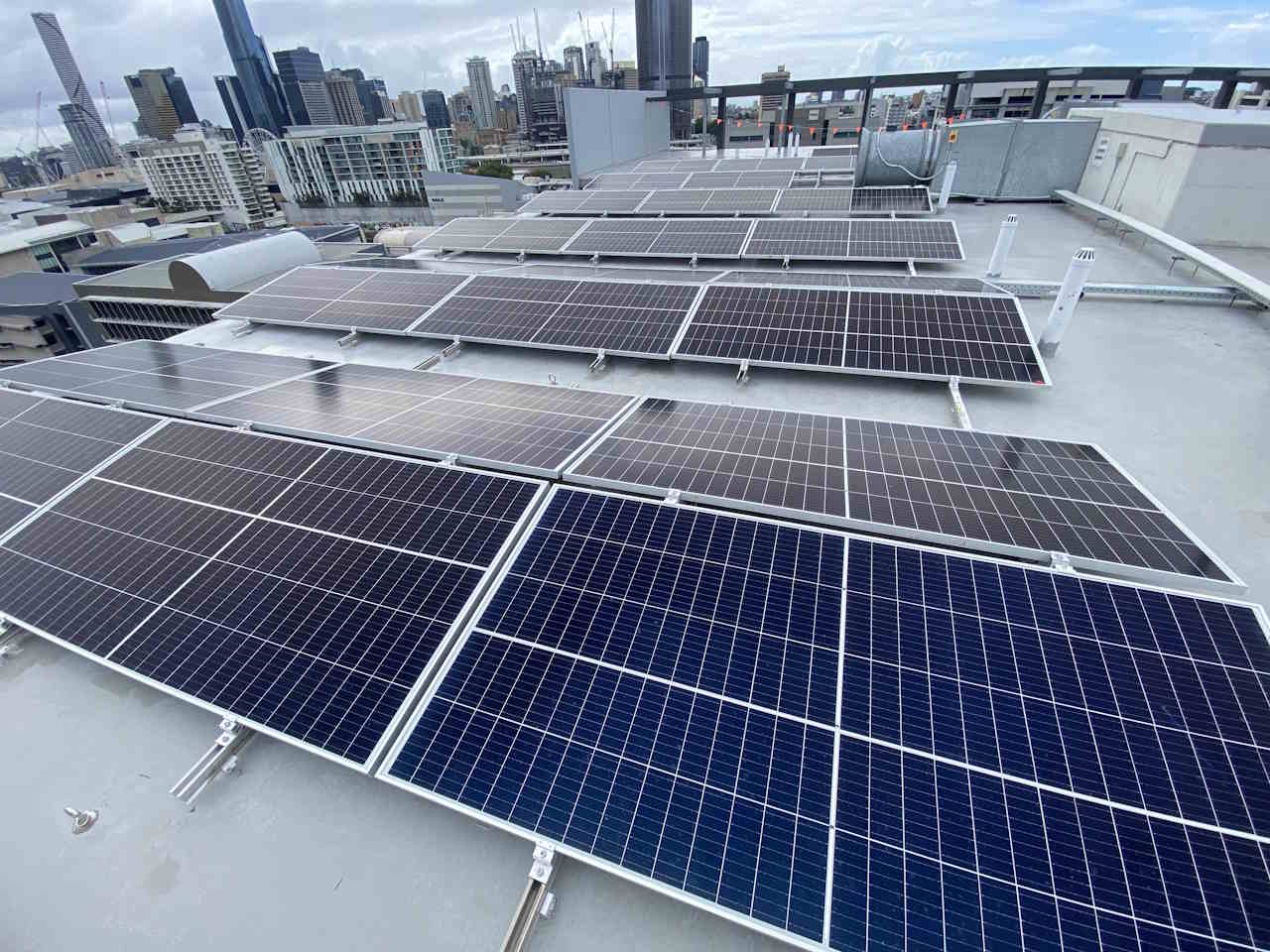 Plan to fill C&I solar and battery gaps wins backing from federal green bank