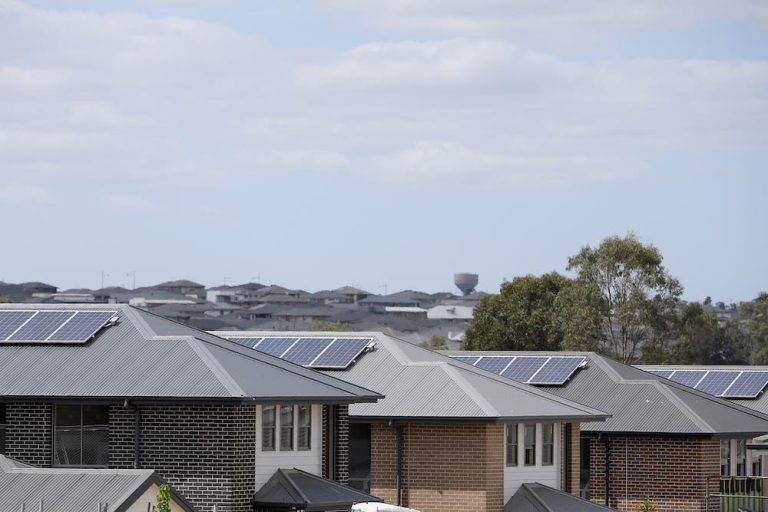 Rebate bonus: Rooftop solar charts stunning new installation record, spurred by home battery boom