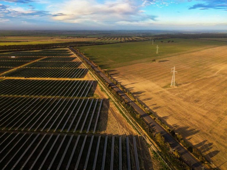 Wind power sets a new state record, big batteries continue to edge out gas