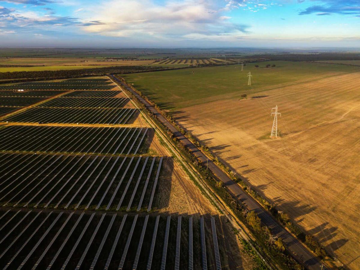 Wind power sets a new state record, big batteries continue to edge out gas