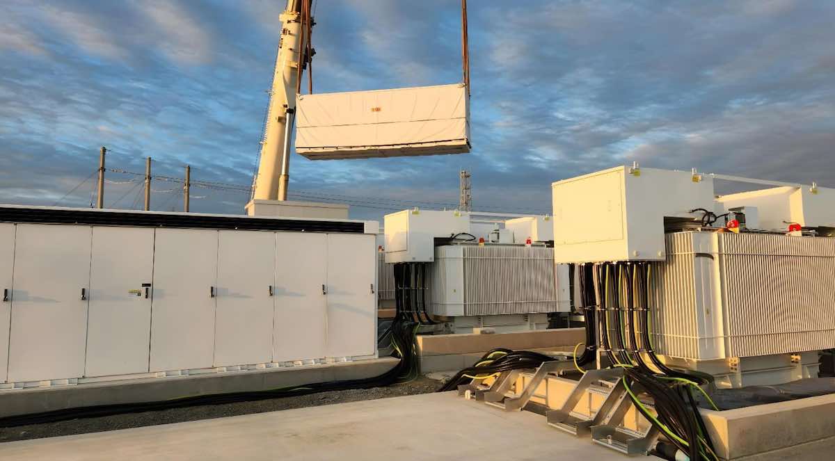 Record battery output, big winds push monthly gas generation to lowest level in more than two decades