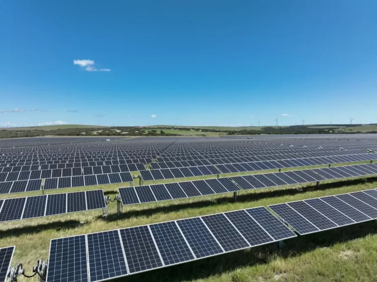 Developer lands “complete funding package” to begin building state’s largest solar-battery hybrid