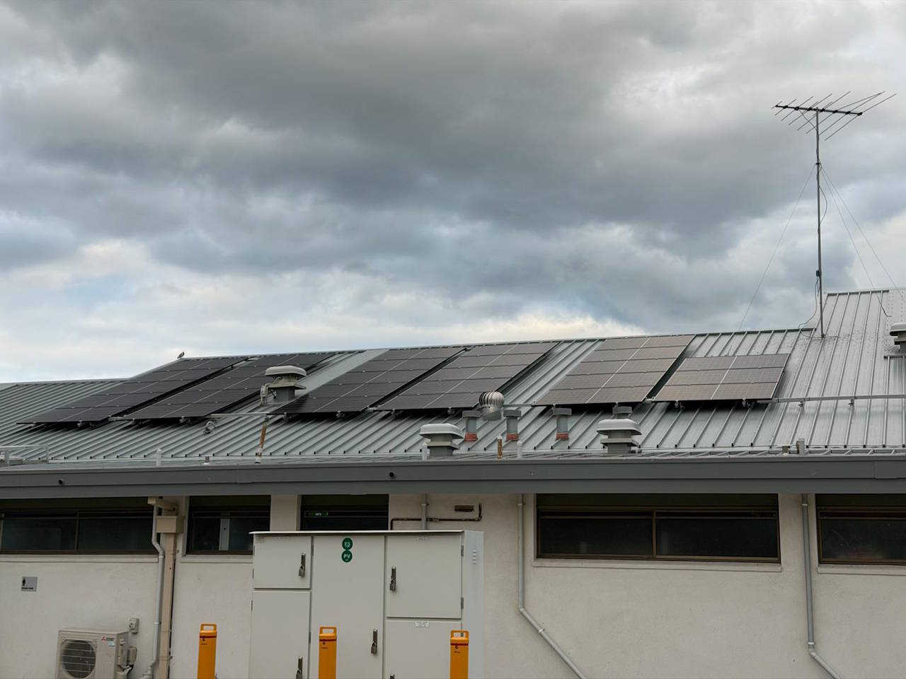 Footy for Climate: Ex AFL stars help football and netball club with new solar and battery system