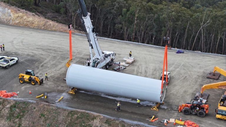 CEFC boss says funding deals for new wind and solar farms to power giant smelter still to be sorted