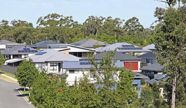 Australian households installed record amount of rooftop solar and home batteries in first half of 2026